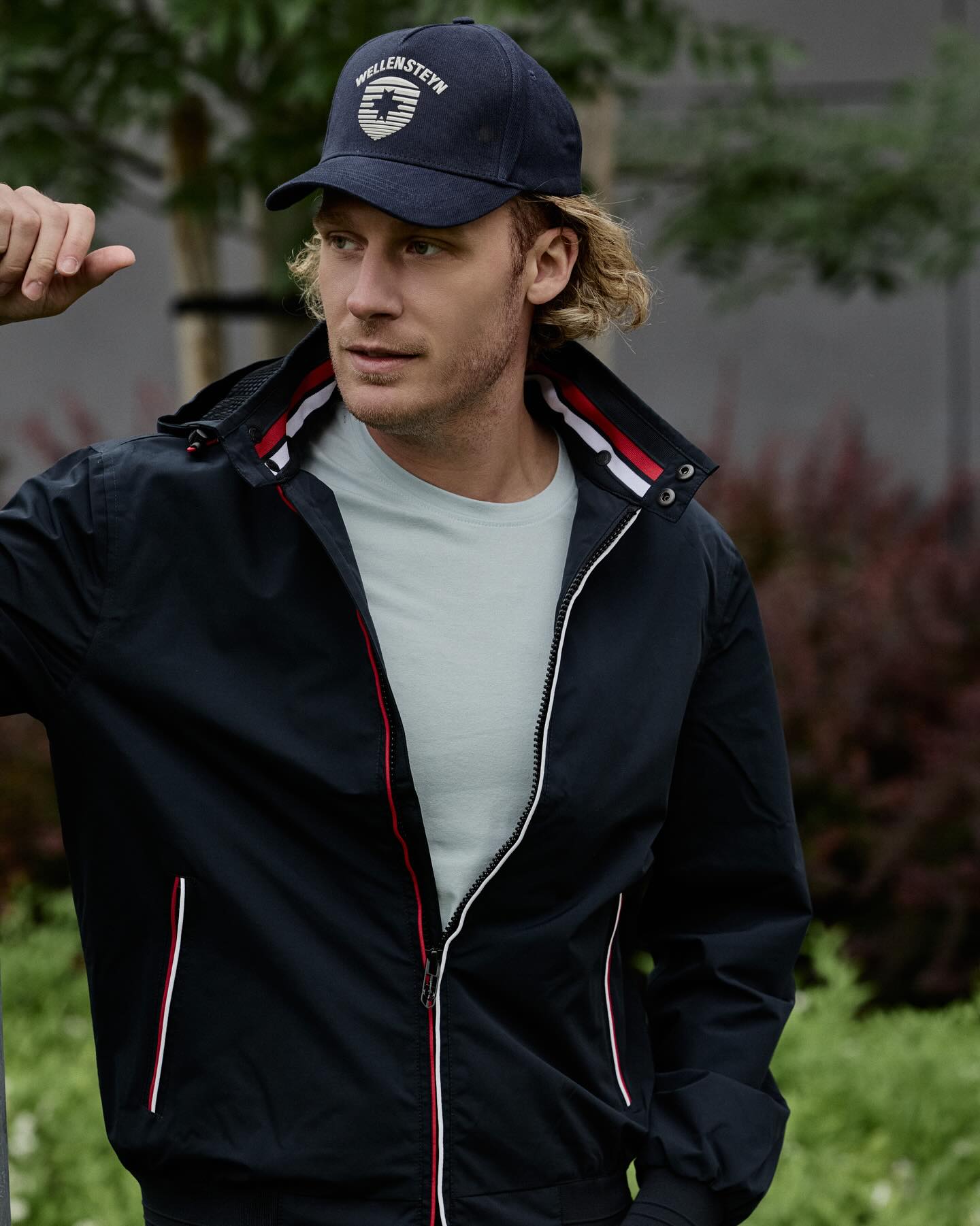 The College jacket pairs smart design with real function. Waterproof, wind-resistant, and breathable — with a removable hood for extra versatility. Perfect for active city life or laid-back weekends. Now available at outlet prices in our Wellensteyn store at Outlet Collection at Niagara📍🛍️ Or shop online: https://wellensteyn-canada.com/men/men-spring/college.html #wellensteyn #wellensteyncanada #style #fashion #summerfashion #outerwear #outletcollectionatniagara #mensfashion #womensfashion #streetstyle #layeredlook #functionalstyle #modernouterwear #fashioncanada #springstyle #tshirt