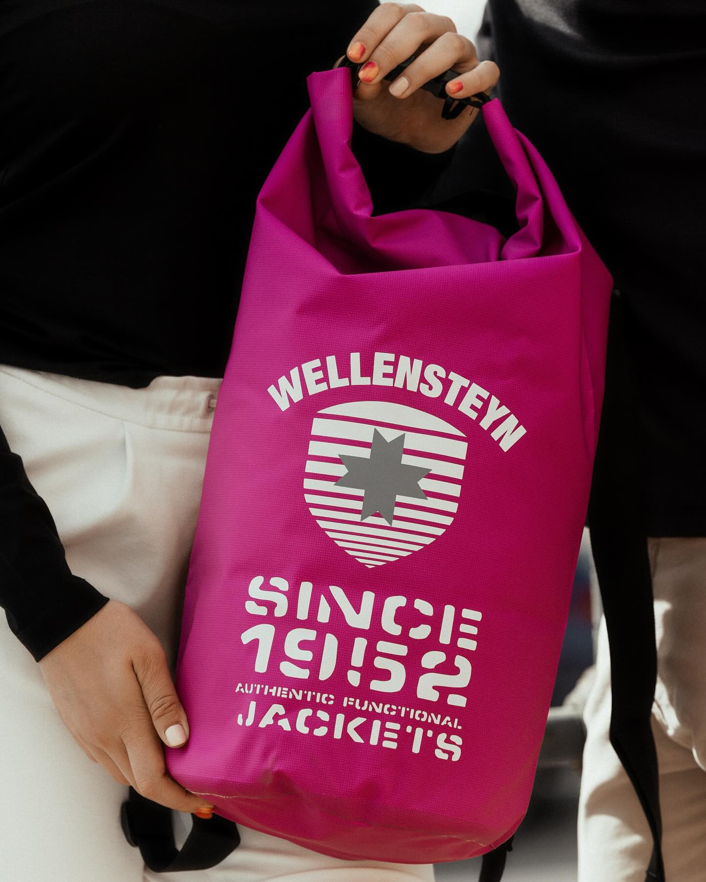Ocean Bag – the bag that fits it all. Spacious, waterproof, minimalist design.  Available in both bold and classic colors! 🌦️🎨 #wellensteyn #wellensteyncanada #style #fashion #summerfashion #outerwear #outletcollectionatniagara #mensfashion #womensfashion #streetstyle #fashioncanada #bag #wellensteynbag
