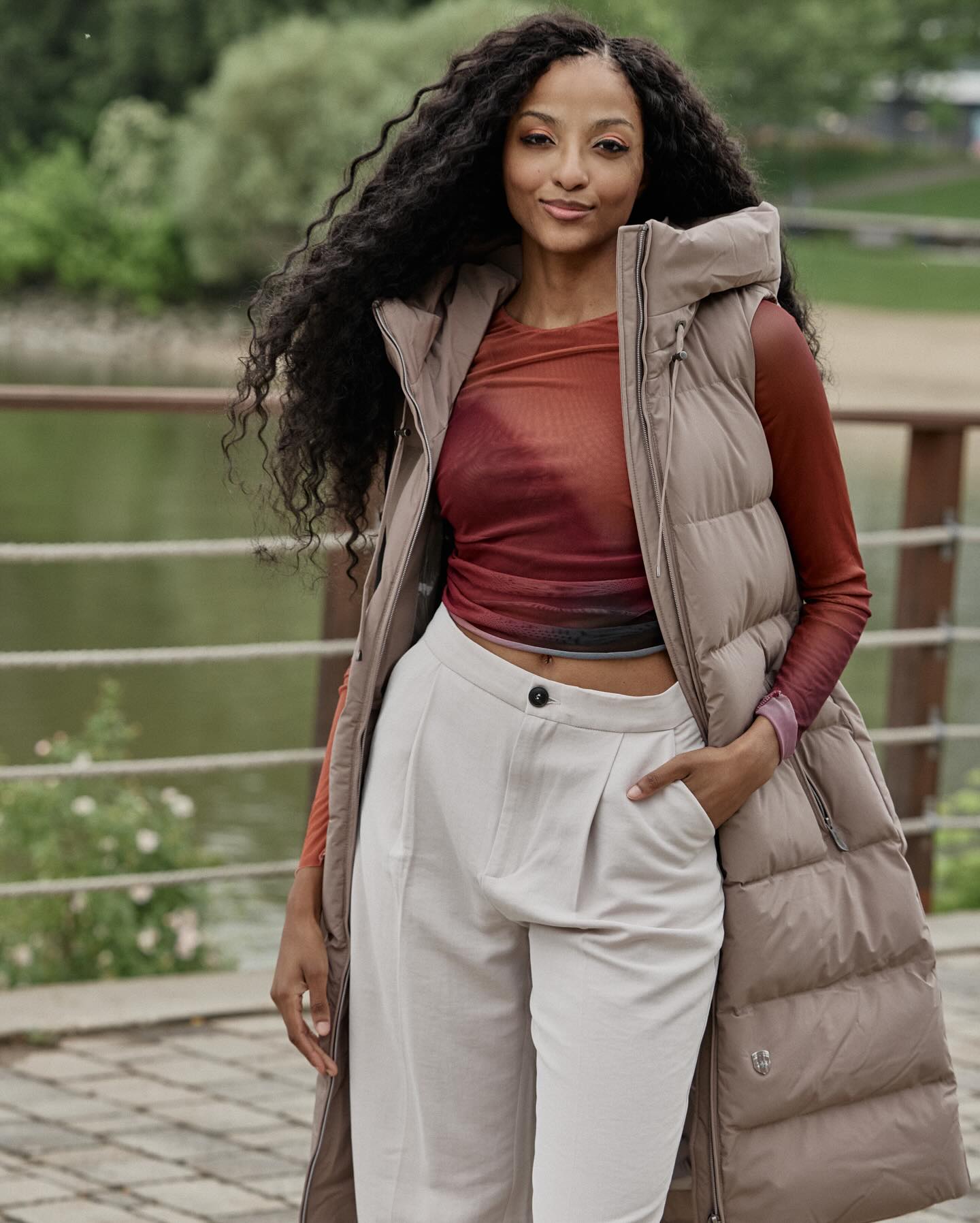 🍂 Fall’s best layer: the Goldmine Long women’s vest. Lightweight, wrinkle-resistant, and dirt-repellent. In darksand, it pairs effortlessly with everything.🤎 #wellensteyn #wellensteyncanada #style #fashion #summerfashion #outerwear #outletcollectionatniagara #mensfashion #womensfashion #streetstyle #fashioncanada