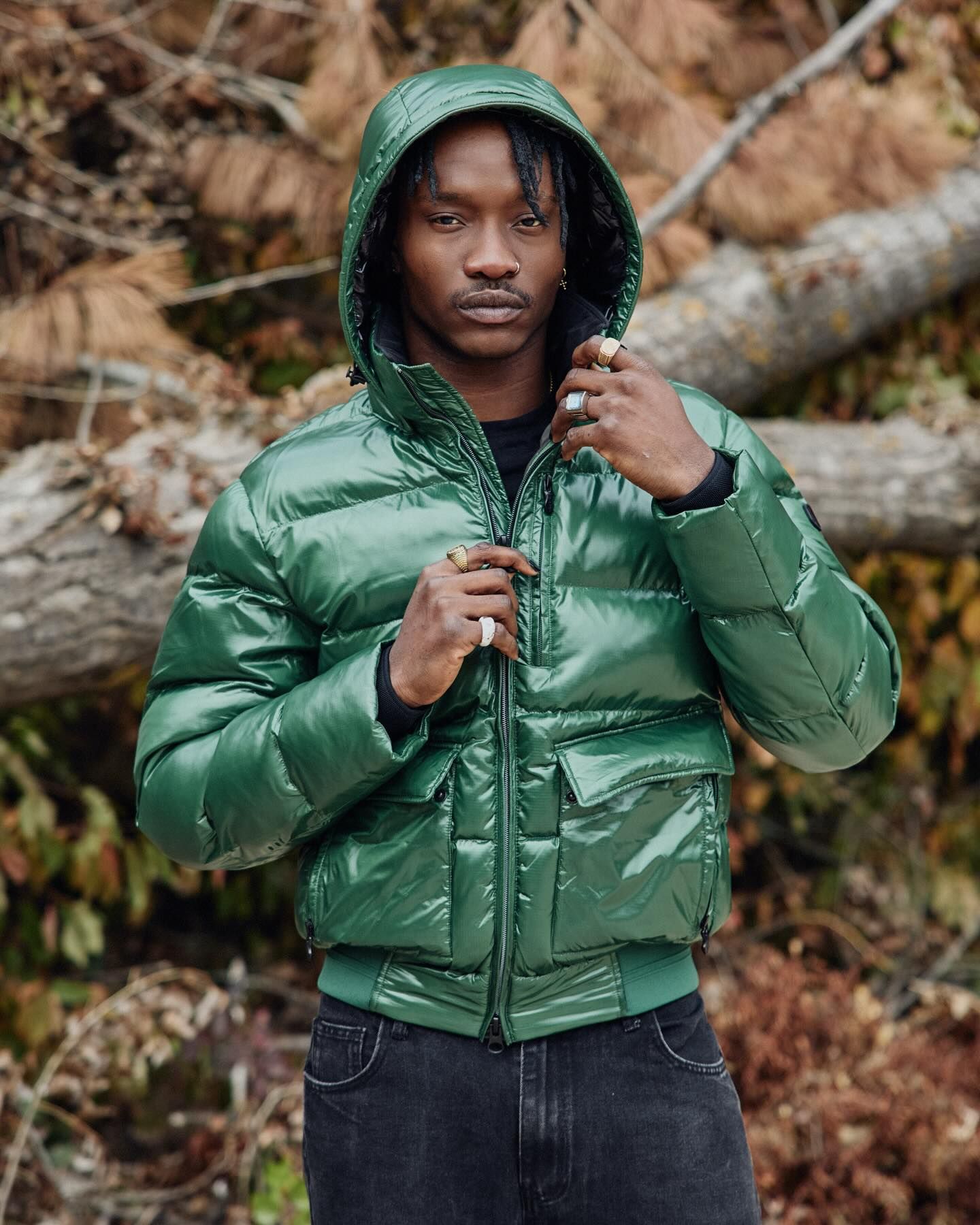 The latest and trendiest Wellensteyn jacket has arrived: glossy fabric, practical details, and a comfortable fit. Blackbird Men Blouson. Featuring a 2-way zipper, removable hood, quilted design, and wind-resistant finish — built for effortless street style. Available only in store at Outlet Collection at Niagara. 🛍️ #wellensteyn #wellensteyncanada #style #fashion #outerwear #outletcollectionatniagara #mensfashion #streetstyle #fashioncanada #jacket #winterjacket