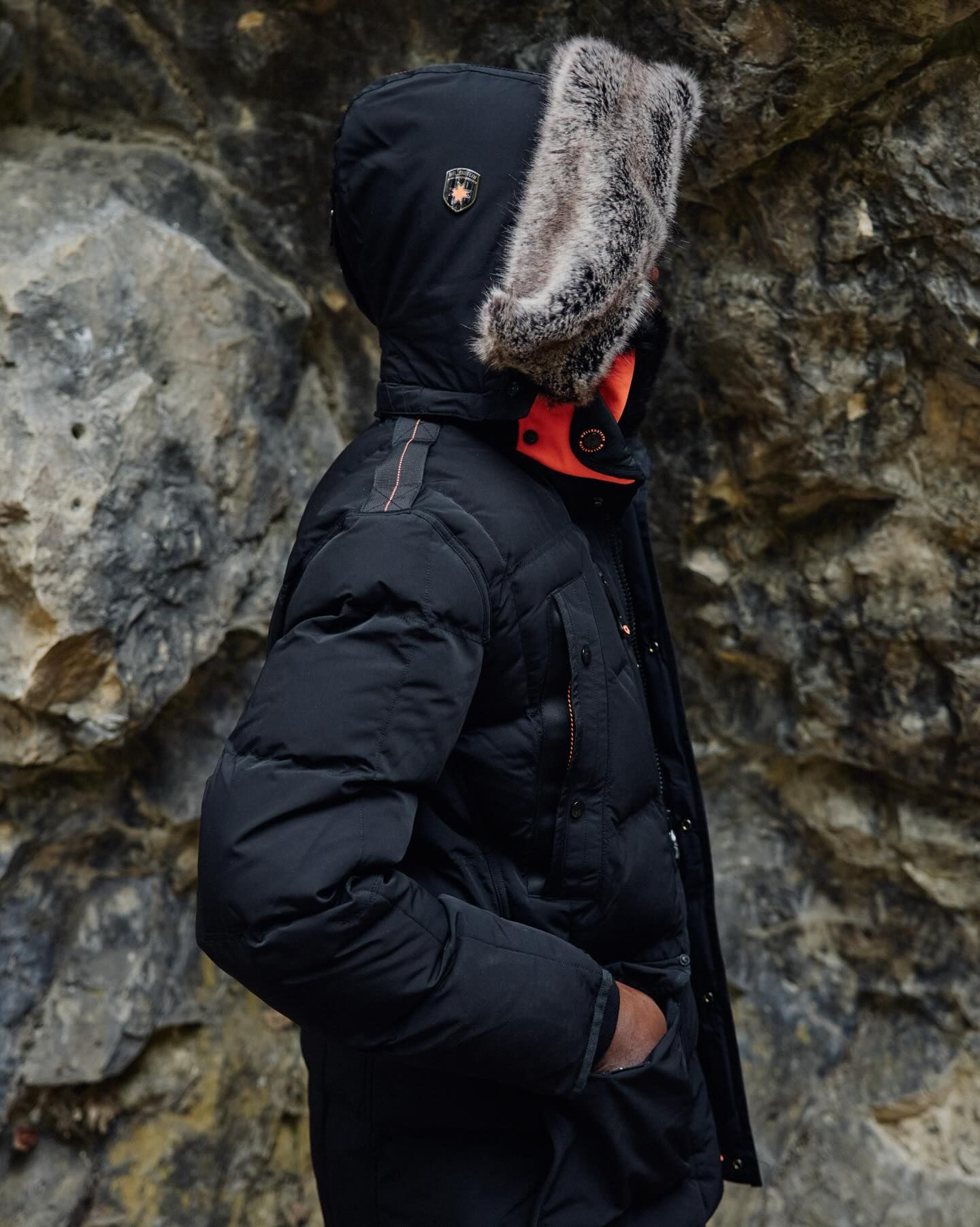 Marvellous delivers true premium quality in every detail. ✨ With its detachable, adjustable hood, neatly edged inner collar and bold neon-orange accents, it stands out instantly. 🔶 Five spacious chest pockets and comfortable side pockets ensure dependable functionality. Grab yours in store today – 50% off at the Outlet Collection at Niagara! #wellensteyn #wellensteyncanada #style #fashion #outerwear #outletcollectionatniagara #mensfashion #streetstyle #fashioncanada #jacket #winterjacket