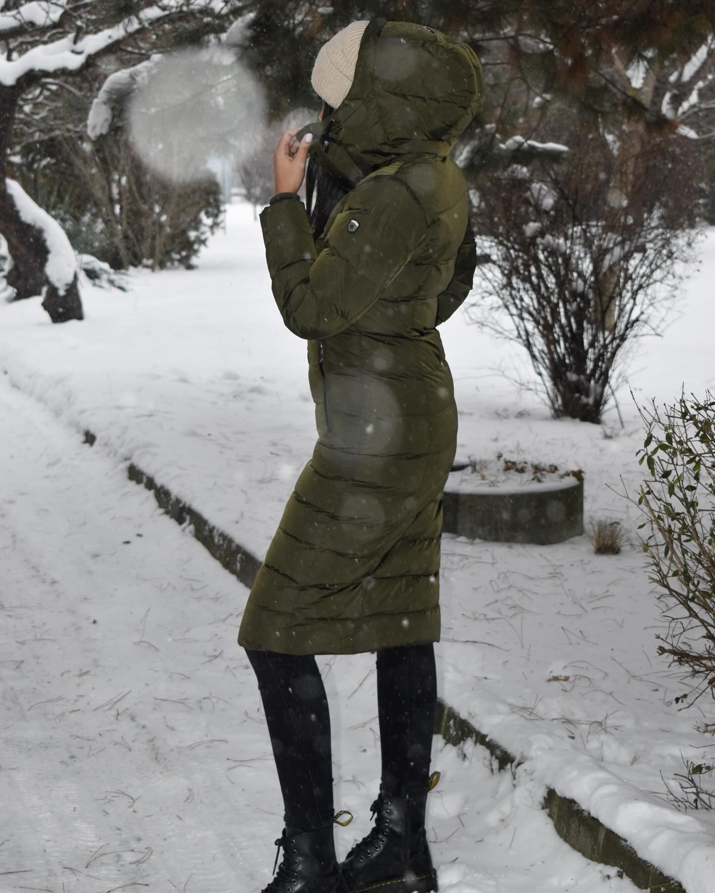 The Cordoba Long is one of the most popular styles in the winter collection.🤍image002.png It combines wind-resistant, water-repellent protection with breathable comfort, warm padding and a feminine silhouette. The convertible stand collar and plush pockets make it both practical and stylish.